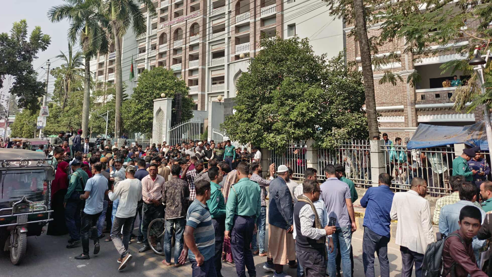 আদালতের চত্বরে গুলি