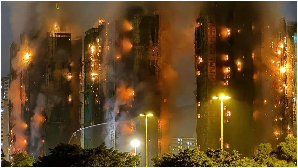 হংকংয়ে বহুতল ভবনে আগুন