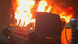 সূত্রাপুর ফায়ার সার্ভিসের সামনে বাসে আগুন