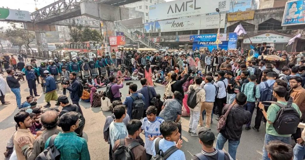 নতুন কর্মসূচি দিয়ে সড়ক ছাড়লেন ৭ কলেজের শিক্ষার্থীরা