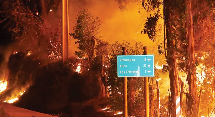 চিলির ভয়াবহ দাবানলে ৫০ হাজার মানুষ ঘর ছাড়া! নিহত ১৯