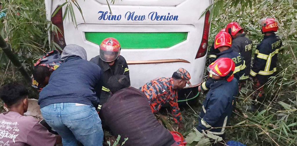 মাদারীপুরে নিয়ন্ত্রণ হারিয়ে বাস খাদে, নিহত ৬