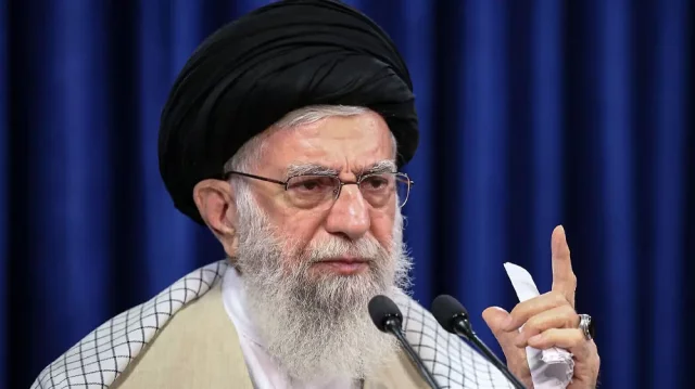 খামেনি এখনও বেঁচে আছেন, দাবি ইরানের পররাষ্ট্রমন্ত্রীর