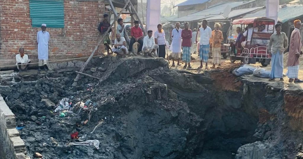ভেঙে গেছে পেকুয়ার সোনালী বাজার স্লুইসগেট