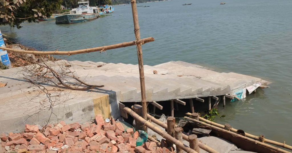 ঝালকাঠিতে উদ্বোধনের আগেই ঘাটলায় ফাটল