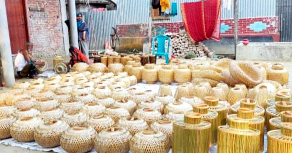 পরিবেশবান্ধব ও নান্দনিক, টাঙ্গাইলে বাড়ছে বাঁশের হস্তশিল্পের চাহিদা