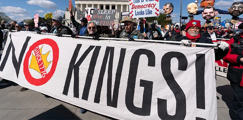নো কিংস’ আন্দোলনে উত্তাল আমেরিকা, ইউরোপেও ছড়াচ্ছে প্রতিবাদের আগুন