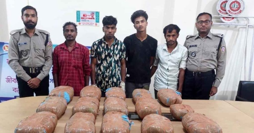 কেন্দুয়ায় ৩০ কেজি গাঁজাসহ ৪ মাদক কারবারি আটক