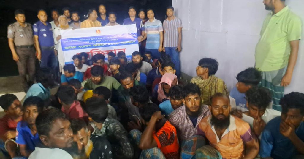 চাঁদপুরে জাটকা ধরায় ৩২ জেলে আটক