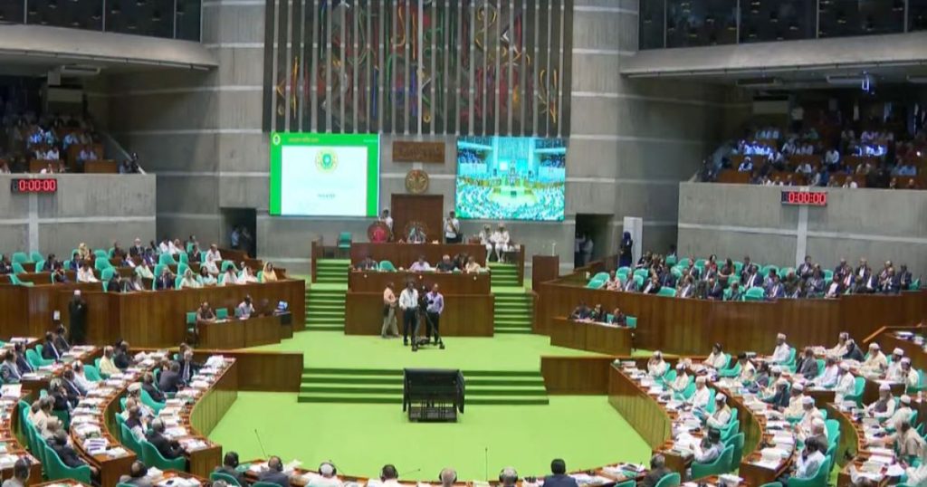 সরকারি চাকরিতে প্রবেশে বয়সসীমা ৩২ করে সংসদে বিল পাস