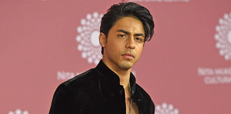 লন্ডনে রহস্যময় তরুণীর সঙ্গে আরিয়ান