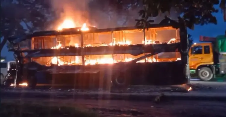 ধাক্কার পরই স্লিপার বাসে আগুন