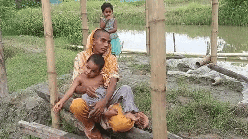 দুই সন্তান নিয়ে খোলা আকাশের নিচে মা